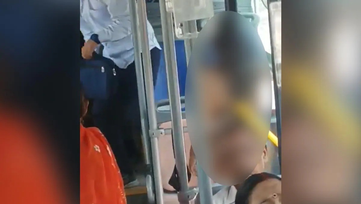 Women Appears In Bikini Outfit In Metro Delhi, People Go Confused Women Appears In Bikini Outfit In Metro Delhi, People Go Confused