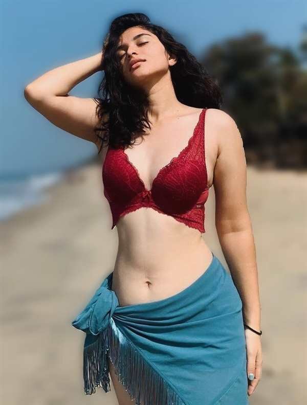 Kayadu Lohar Bold & Hot Fashion Looks Viral On Internet Kayadu Lohar Bold & Hot Fashion Looks Viral On Internet