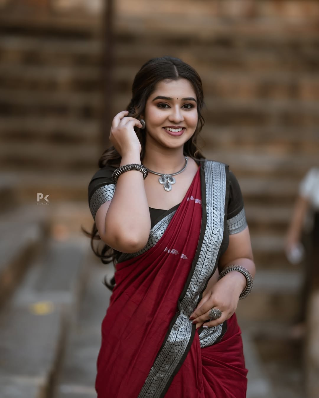 Mouna Guddemane’s Saree Fashion: A Blend of Tradition & Elegance