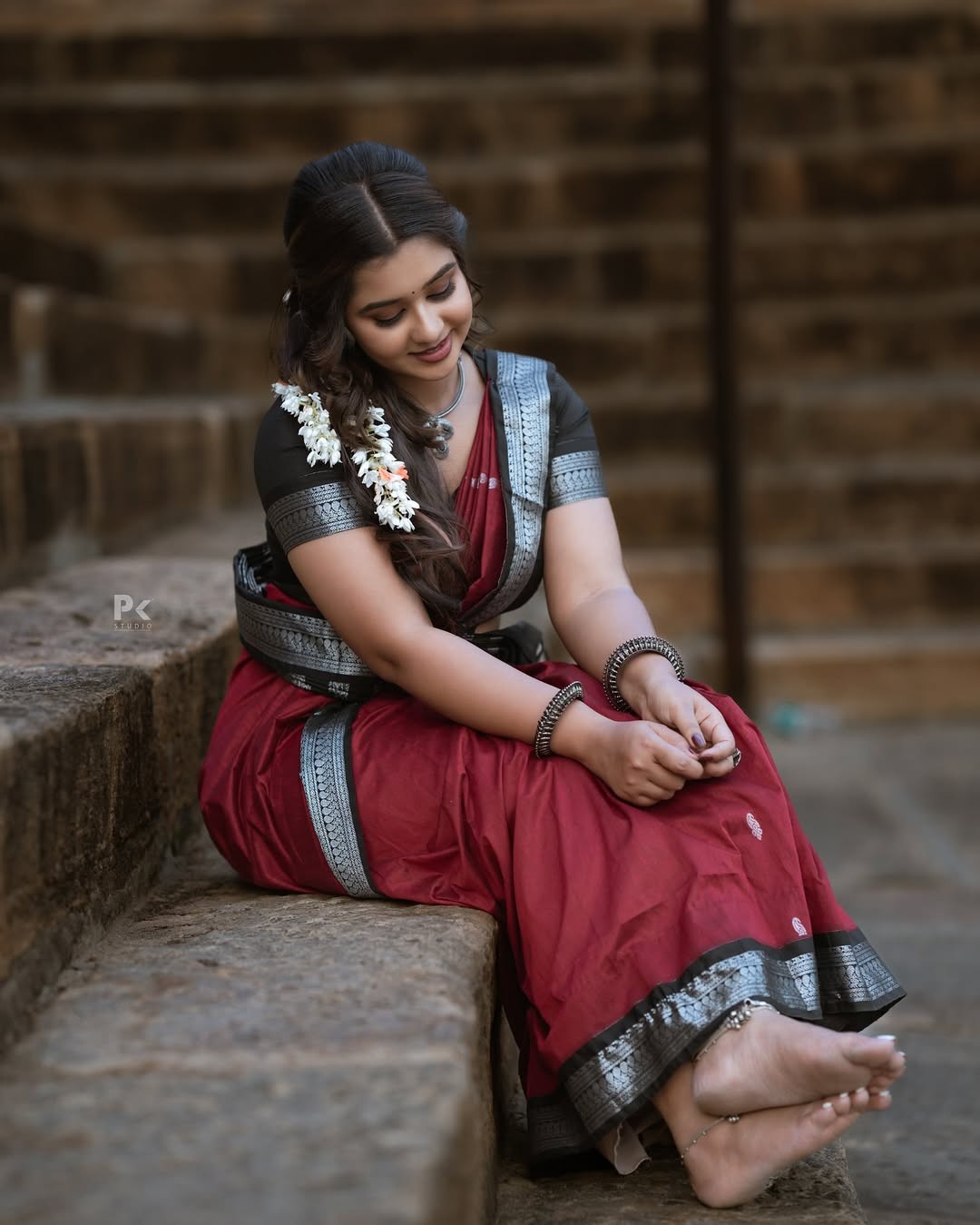 Mouna Guddemane’s Saree Fashion: A Blend of Tradition & Elegance