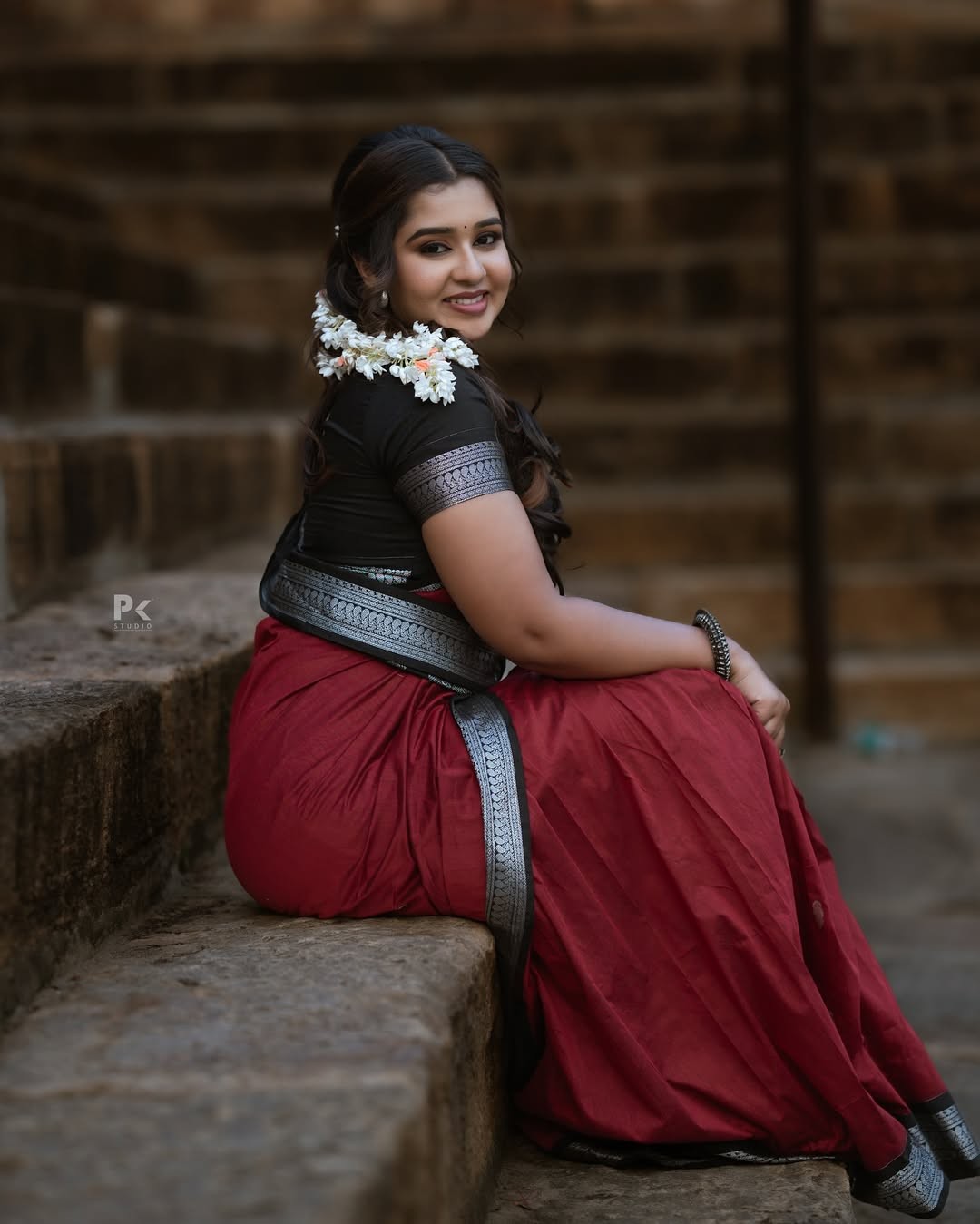 Mouna Guddemane’s Saree Fashion: A Blend of Tradition & Elegance