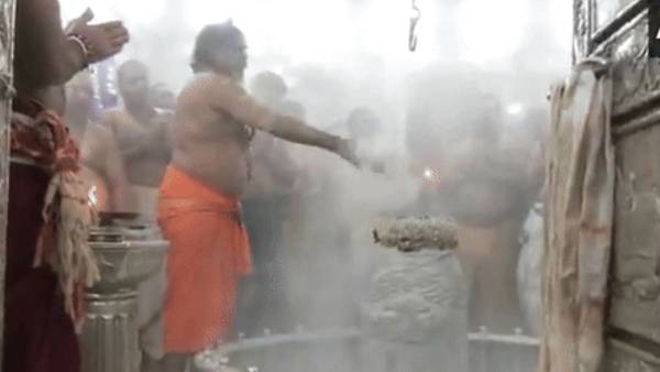 Bhasma Aarti at Mahakaleshwar Temple: Devotion and Rituals on First Monday of Sawan Bhasma Aarti at Mahakaleshwar Temple: Devotion and Rituals on First Monday of Sawan