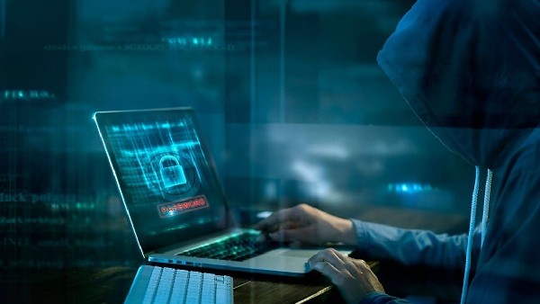 Festive Season Alert — Cybercriminals Target Bank Customers with Fake Reward Links Festive Season Alert — Cybercriminals Target Bank Customers with Fake Reward Links