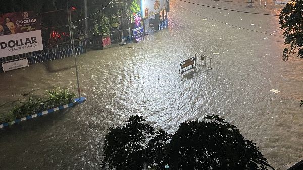 Kolkata Flooded by Heaviest Rain in 37 Years: 9 Dead Ahead of Durga Puja Festivities Kolkata Flooded by Heaviest Rain in 37 Years: 9 Dead Ahead of Durga Puja Festivities