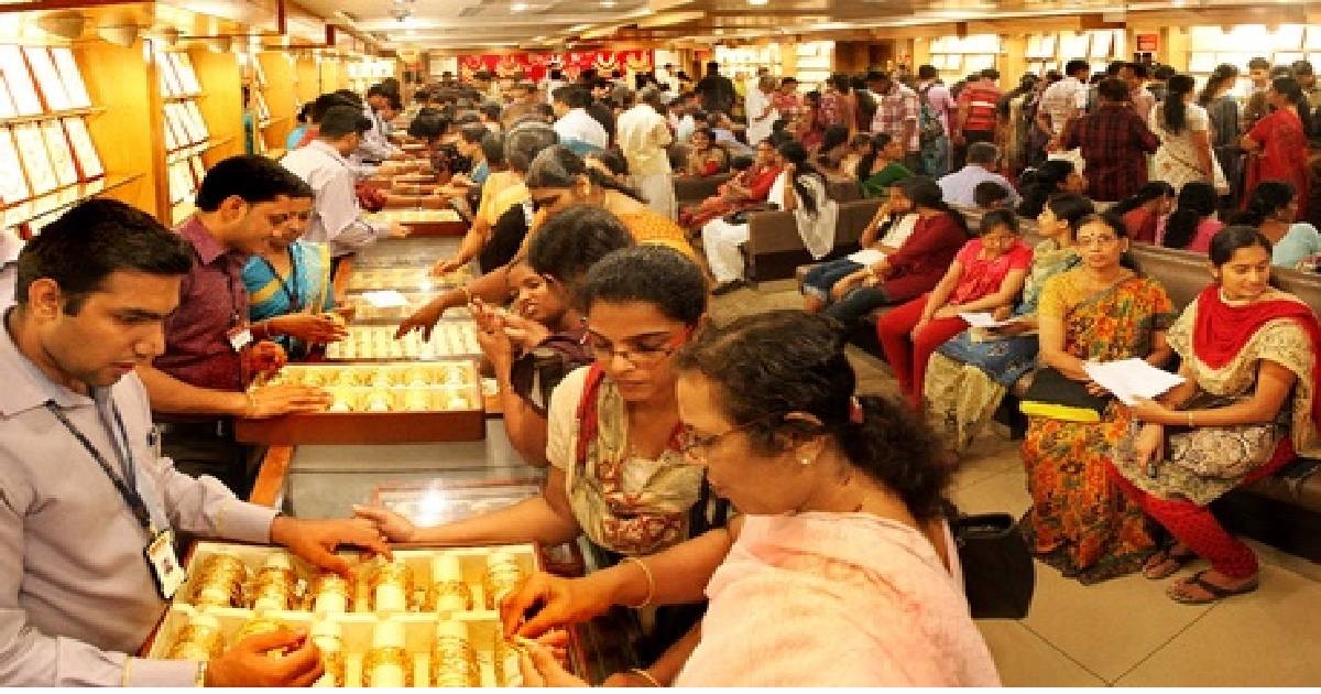 ಕಡೆಗೂ ಕುಸಿದ ಚಿನ್ನ ಮತ್ತು ಬೆಳ್ಳಿ ಬೆಲೆ !! ಖರೀದಿಸಲು ಮುಗಿ ಬಿದ್ದ  ಗ್ರಾಹಕರು ಇಂದಿನ ಬೆಲೆ ಎಷ್ಟಿದೆ ನೋಡಿ ?