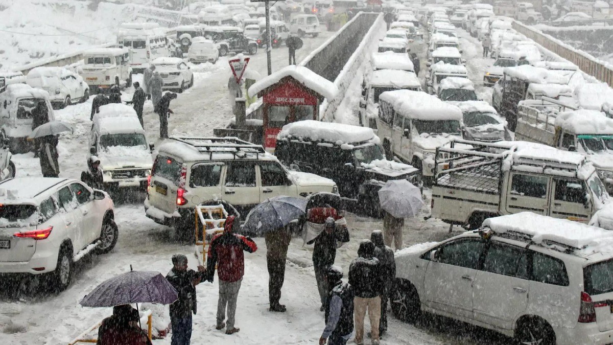 ಹಿಮಾಚಲ ಪ್ರದೇಶದಲ್ಲಿ ಭಾರೀ ಹಿಮಪಾತ – 600ಕ್ಕೂ ಹೆಚ್ಚು ರಸ್ತೆಗಳಲ್ಲಿ ಸಂಚಾರ ಅಸ್ತವ್ಯಸ್ತ
