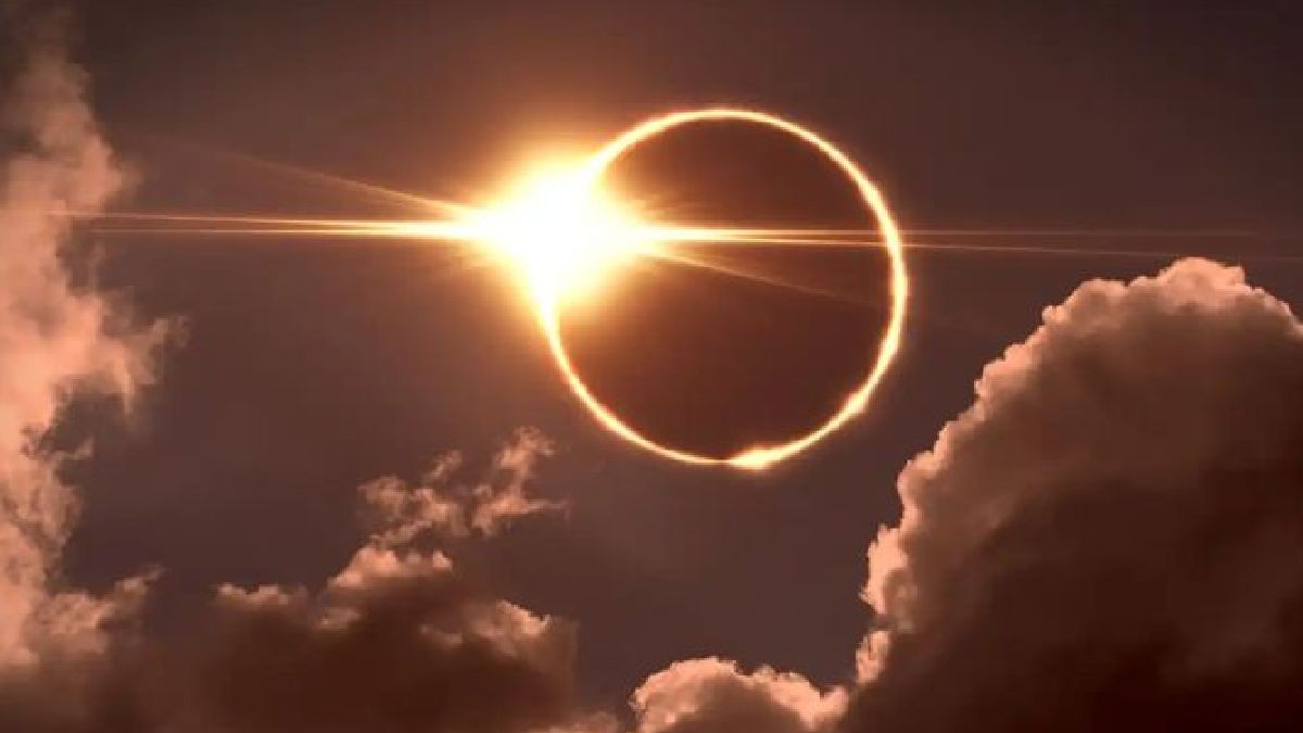 ಆಕಾಶದಲ್ಲಿ ಅಪರೂಪದ ದೃಶ್ಯ: ರಿಂಗ್ ಆಫ್ ಫೈರ್ ಮತ್ತು ಬ್ಲಡ್ ಮೂನ್