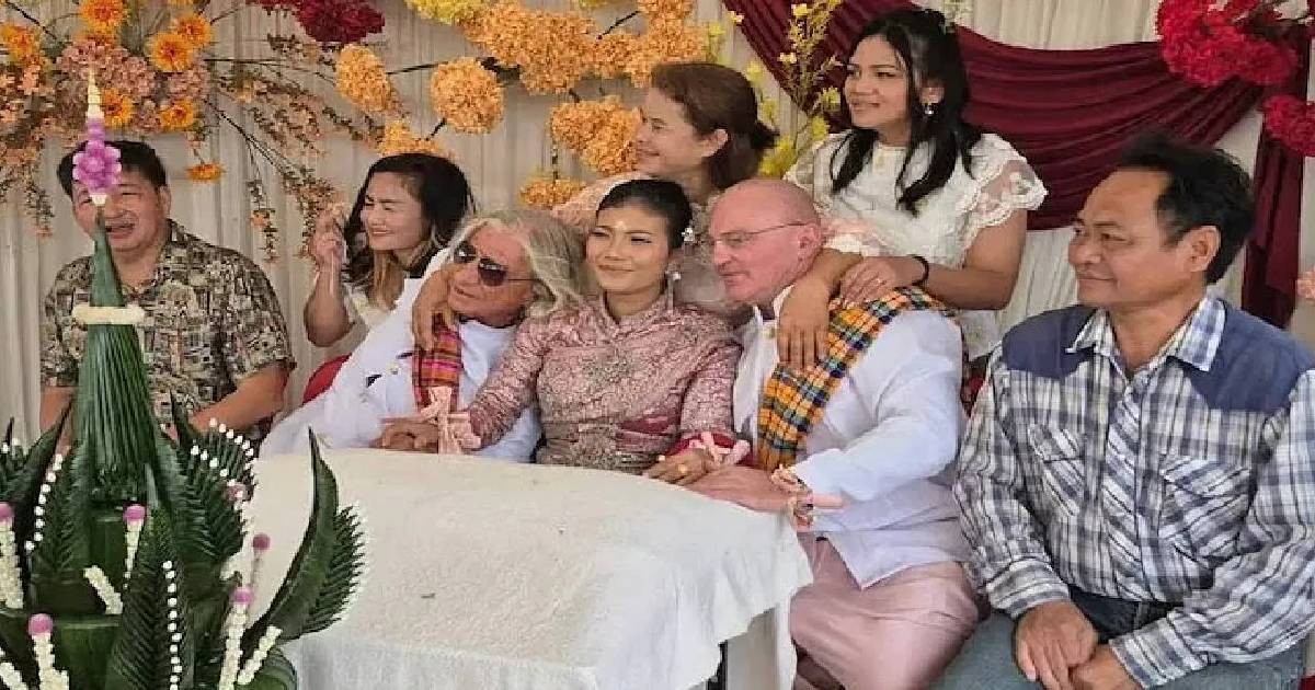 ಇಬ್ಬರನ್ನು ಮದುವೆ ಆಗಲು ವರದಕ್ಷಿಣೆ   ಕೊಡುವ  ಬದಲು ವಧುದಕ್ಷಿಣೆ ತೆಗೆದು ಕೊಂಡ ವದು !!  ತೆಗೆದು ಕೊಂಡದ್ದು ಎಷ್ಟು ಲಕ್ಷ ನೋಡಿ