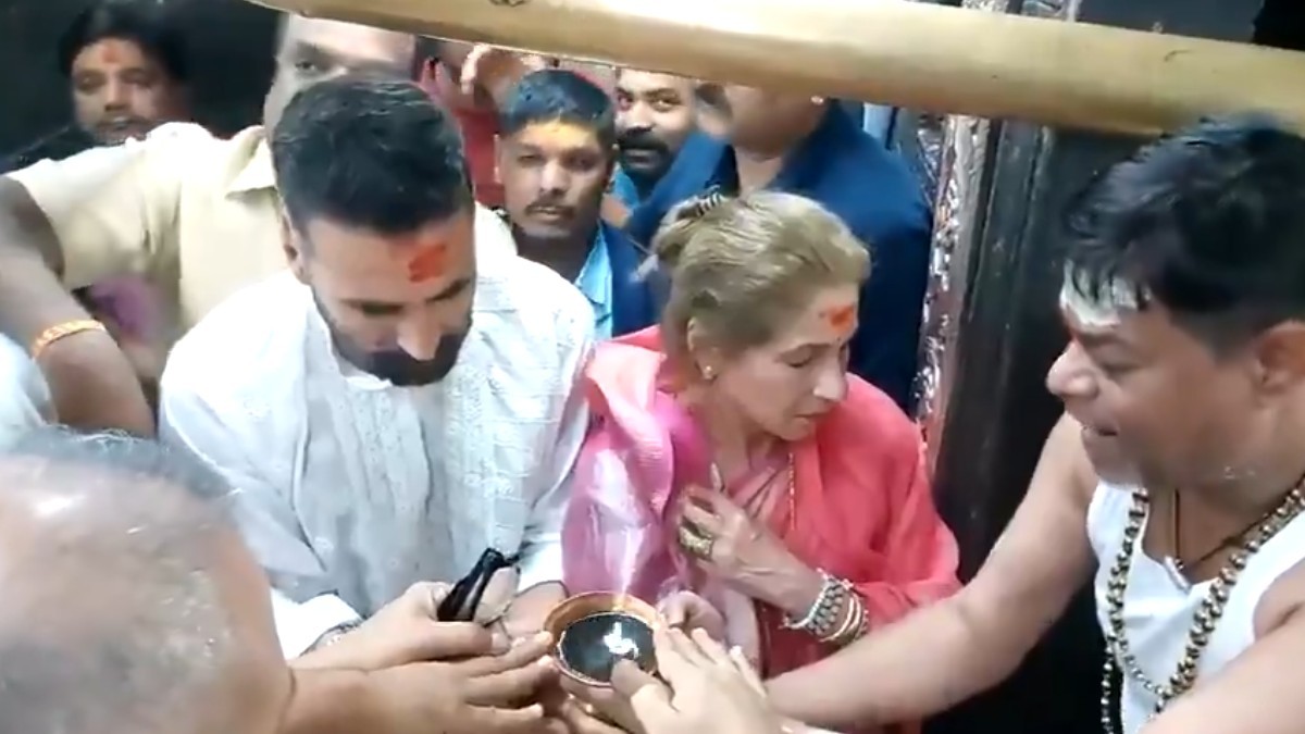 Akshay Kumar and Dimple Kapadia Offer Prayers at Shri Mahakaleshwar Temple in Ujjain