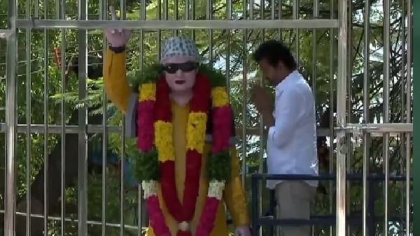 Thalapathy Vijay Pays Garland Tribute to MGR