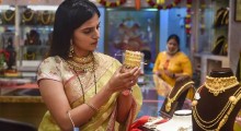 Gold Rate Falls: Record Monthly Decline  – 5 Key Reasons Explained