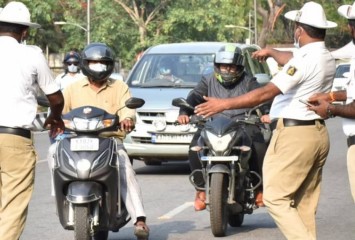 ಜನರು ವಾಹನ ಚಲಾಯಿಸುವಾಗ ಇನ್ಮುಂದೆ ಪೊಲೀಸರು ಹೀಗೆ ಮಾಡುವಂತಿಲ್ಲ !!ಸರ್ಕಾರದಿಂದ ಹೊಸ ಆದೇಶ