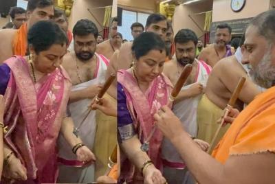 Actress Tara Receives Mudra Dharana at Mantralaya in Guru Raghavendra Swami’s Sannidhi Actress Tara Receives Mudra Dharana at Mantralaya in Guru Raghavendra Swami’s Sannidhi