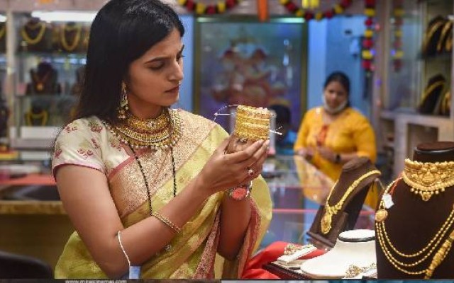 Gold Rate Falls: Record Monthly Decline  – 5 Key Reasons Explained