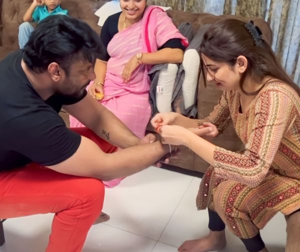 ರಕ್ಷಾ ಬಂಧನ ಆಚರಣೆಯಲ್ಲಿ ಸ್ಯಾಂಡಲ್ ವುಡ್ ಸ್ಟಾರ್ಸ್ ಹಾಗೂ ಅವರ ಮಕ್ಕಳು! ಅವರ ಸೆಲೆಬ್ರೇಶನ್ ಹೇಗಿತ್ತು ಗೊತ್ತಾ? ರಕ್ಷಾ ಬಂಧನ ಆಚರಣೆಯಲ್ಲಿ ಸ್ಯಾಂಡಲ್ ವುಡ್ ಸ್ಟಾರ್ಸ್ ಹಾಗೂ ಅವರ ಮಕ್ಕಳು! ಅವರ ಸೆಲೆಬ್ರೇಶನ್ ಹೇಗಿತ್ತು ಗೊತ್ತಾ?