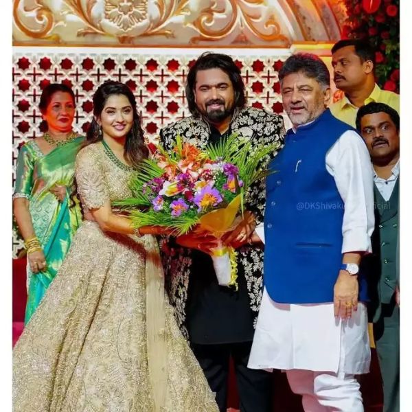 ತರುಣ್ ಸುಧೀರ್ ಮತ್ತು ಸೋನಾಲ್ ಮೊಂತೇರೊ ಅವರ ಅದ್ಧೂರಿ ವಿವಾಹ ಆರತಕ್ಷತೆ !! ಹೇಗಿತ್ತು ನೋಡಿ ? ತರುಣ್ ಸುಧೀರ್ ಮತ್ತು ಸೋನಾಲ್ ಮೊಂತೇರೊ ಅವರ ಅದ್ಧೂರಿ ವಿವಾಹ ಆರತಕ್ಷತೆ !! ಹೇಗಿತ್ತು ನೋಡಿ ?