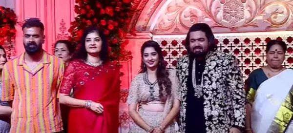 ತರುಣ್ ಸುಧೀರ್ ಮತ್ತು ಸೋನಾಲ್ ಮೊಂತೇರೊ ಅವರ ಅದ್ಧೂರಿ ವಿವಾಹ ಆರತಕ್ಷತೆ !! ಹೇಗಿತ್ತು ನೋಡಿ ? ತರುಣ್ ಸುಧೀರ್ ಮತ್ತು ಸೋನಾಲ್ ಮೊಂತೇರೊ ಅವರ ಅದ್ಧೂರಿ ವಿವಾಹ ಆರತಕ್ಷತೆ !! ಹೇಗಿತ್ತು ನೋಡಿ ?