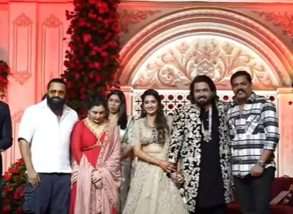 ತರುಣ್ ಸುಧೀರ್ ಮತ್ತು ಸೋನಾಲ್ ಮೊಂತೇರೊ ಅವರ ಅದ್ಧೂರಿ ವಿವಾಹ ಆರತಕ್ಷತೆ !! ಹೇಗಿತ್ತು ನೋಡಿ ? ತರುಣ್ ಸುಧೀರ್ ಮತ್ತು ಸೋನಾಲ್ ಮೊಂತೇರೊ ಅವರ ಅದ್ಧೂರಿ ವಿವಾಹ ಆರತಕ್ಷತೆ !! ಹೇಗಿತ್ತು ನೋಡಿ ?