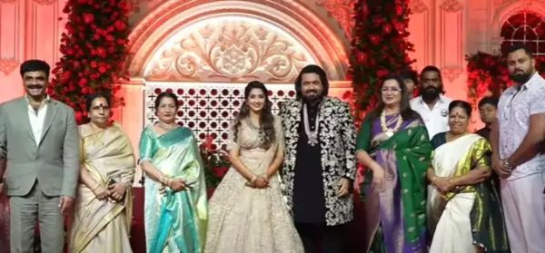 ತರುಣ್ ಸುಧೀರ್ ಮತ್ತು ಸೋನಾಲ್ ಮೊಂತೇರೊ ಅವರ ಅದ್ಧೂರಿ ವಿವಾಹ ಆರತಕ್ಷತೆ !! ಹೇಗಿತ್ತು ನೋಡಿ ? ತರುಣ್ ಸುಧೀರ್ ಮತ್ತು ಸೋನಾಲ್ ಮೊಂತೇರೊ ಅವರ ಅದ್ಧೂರಿ ವಿವಾಹ ಆರತಕ್ಷತೆ !! ಹೇಗಿತ್ತು ನೋಡಿ ?