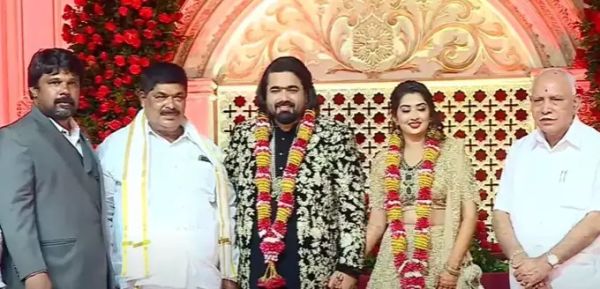 ತರುಣ್ ಸುಧೀರ್ ಮತ್ತು ಸೋನಾಲ್ ಮೊಂತೇರೊ ಅವರ ಅದ್ಧೂರಿ ವಿವಾಹ ಆರತಕ್ಷತೆ !! ಹೇಗಿತ್ತು ನೋಡಿ ? ತರುಣ್ ಸುಧೀರ್ ಮತ್ತು ಸೋನಾಲ್ ಮೊಂತೇರೊ ಅವರ ಅದ್ಧೂರಿ ವಿವಾಹ ಆರತಕ್ಷತೆ !! ಹೇಗಿತ್ತು ನೋಡಿ ?