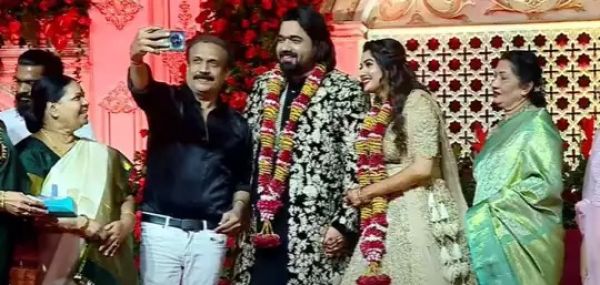 ತರುಣ್ ಸುಧೀರ್ ಮತ್ತು ಸೋನಾಲ್ ಮೊಂತೇರೊ ಅವರ ಅದ್ಧೂರಿ ವಿವಾಹ ಆರತಕ್ಷತೆ !! ಹೇಗಿತ್ತು ನೋಡಿ ? ತರುಣ್ ಸುಧೀರ್ ಮತ್ತು ಸೋನಾಲ್ ಮೊಂತೇರೊ ಅವರ ಅದ್ಧೂರಿ ವಿವಾಹ ಆರತಕ್ಷತೆ !! ಹೇಗಿತ್ತು ನೋಡಿ ?