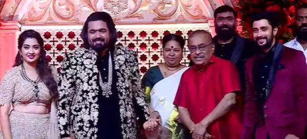 ತರುಣ್ ಸುಧೀರ್ ಮತ್ತು ಸೋನಾಲ್ ಮೊಂತೇರೊ ಅವರ ಅದ್ಧೂರಿ ವಿವಾಹ ಆರತಕ್ಷತೆ !! ಹೇಗಿತ್ತು ನೋಡಿ ? ತರುಣ್ ಸುಧೀರ್ ಮತ್ತು ಸೋನಾಲ್ ಮೊಂತೇರೊ ಅವರ ಅದ್ಧೂರಿ ವಿವಾಹ ಆರತಕ್ಷತೆ !! ಹೇಗಿತ್ತು ನೋಡಿ ?
