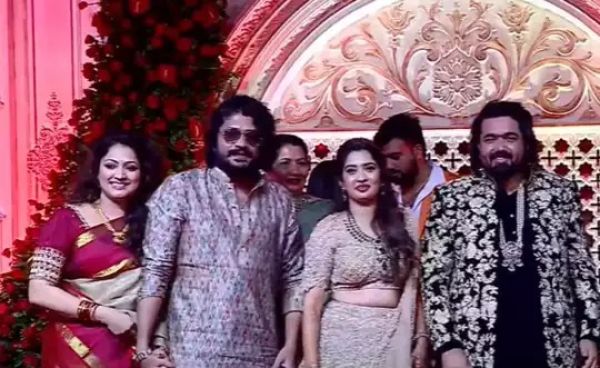 ತರುಣ್ ಸುಧೀರ್ ಮತ್ತು ಸೋನಾಲ್ ಮೊಂತೇರೊ ಅವರ ಅದ್ಧೂರಿ ವಿವಾಹ ಆರತಕ್ಷತೆ !! ಹೇಗಿತ್ತು ನೋಡಿ ? ತರುಣ್ ಸುಧೀರ್ ಮತ್ತು ಸೋನಾಲ್ ಮೊಂತೇರೊ ಅವರ ಅದ್ಧೂರಿ ವಿವಾಹ ಆರತಕ್ಷತೆ !! ಹೇಗಿತ್ತು ನೋಡಿ ?
