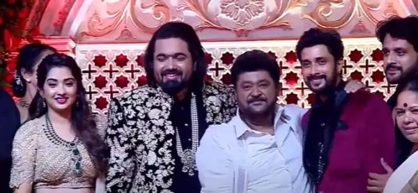 ತರುಣ್ ಸುಧೀರ್ ಮತ್ತು ಸೋನಾಲ್ ಮೊಂತೇರೊ ಅವರ ಅದ್ಧೂರಿ ವಿವಾಹ ಆರತಕ್ಷತೆ !! ಹೇಗಿತ್ತು ನೋಡಿ ? ತರುಣ್ ಸುಧೀರ್ ಮತ್ತು ಸೋನಾಲ್ ಮೊಂತೇರೊ ಅವರ ಅದ್ಧೂರಿ ವಿವಾಹ ಆರತಕ್ಷತೆ !! ಹೇಗಿತ್ತು ನೋಡಿ ?